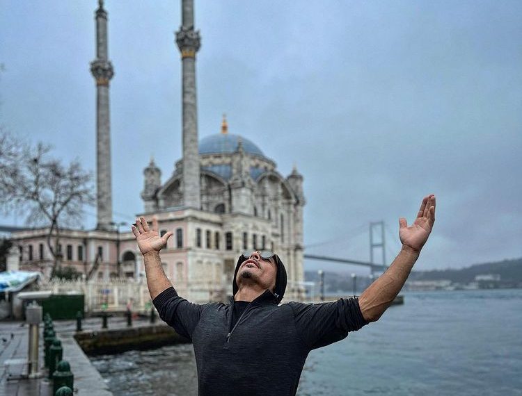 Salt bae posing in Istanbul
