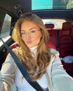 Tayy Lavie: American Fashion Model & Influencer Inspiring Millions