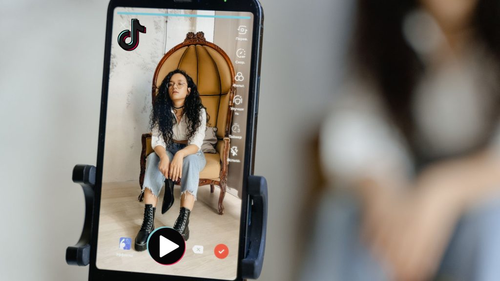 A girl recording a video on tiktok.